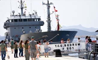 Askeri savaş gemilerine ziyaretçi akını