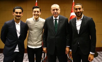 Cumhurbaşkanı Erdoğan Premier Lig&#039;de oynayan Türk futbolcularla buluştu