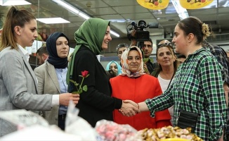 Bakan Kaya, Sultangazi'de esnafı ziyaret etti