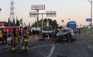 Kırmızı ışıkta bekleyen araçlara kamyon çarptı: 1 ölü, 17 yaralı