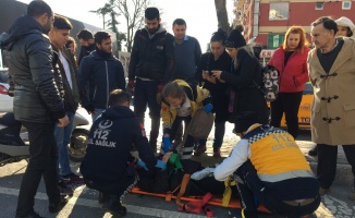 Çarptığı kadını ambulansa taşıdı