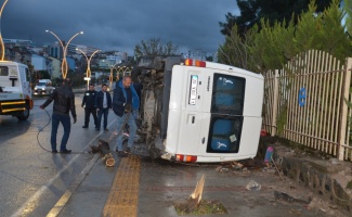 İzmir’de işçi servisi devrildi: 4 yaralı