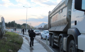 Kum yüklü kamyonun altında can verdi