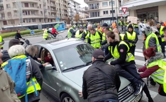 Paris’teki &quot;Sarı Yelekliler&quot; eylemi: 55 yaralı