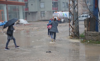 Sağanak yağış su baskınlarına yol açtı