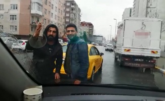 Taksiciler UBER aracının önünü kesti