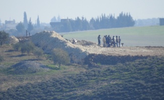 YPG/PKK’lı teröristler Münbiç sınırında toplantı yaptı