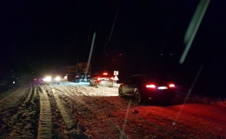 30 araç kar nedeniyle yolda kaldı
