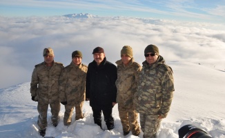 Bakan Soylu yeni yılı Mehmetçik’le birlikte karşıladı