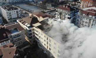 Ellerinde karne, korku dolu gözlerle yangını izlediler