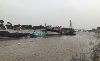 Fırtına tekneleri vurdu, tur teknesi sürüklendi