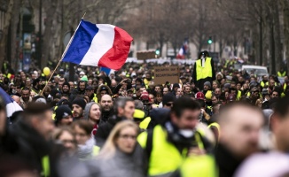 Fransa’daki Sarı Yelekliler bir kez daha sokakta