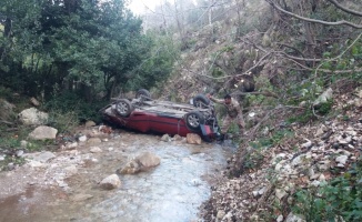 Hatay’da otomobil dereye uçtu: 4 yaralı