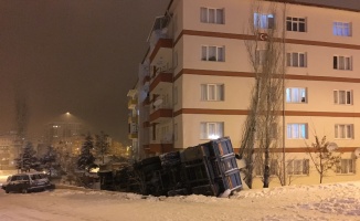 Karda kayan kamyon apartman bahçesine devrildi
