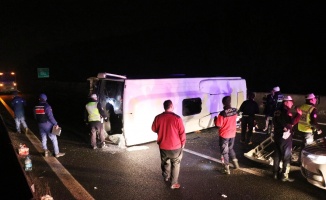 Lastiğe çarpan minibüs devrildi: 17 yaralı