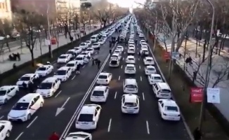 Madrid’de taksicilerden Uber protestosu