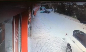 Otomobil halk otobüsü ile kafa kafaya çarpıştı