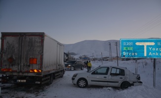 Otomobil kamyona çarptı: 3 yaralı