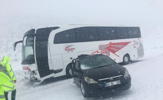 Otomobil otobüse çarpıştı: 2 yaralı