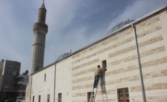 Roketlerin hedefi olan cami ibadete açılıyor