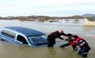 Sele kapılan araçtan böyle kurtarıldı