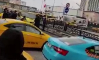 Taksim’de dolmuşçuların korna kavgası kamerada