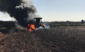 Tarlada seyir halindeki traktör alev alev yandı