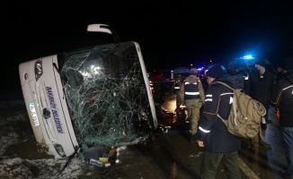 Yolcu otobüsü devrildi: 2 ölü, 35 yaralı