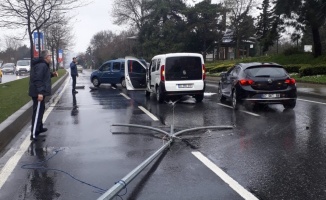 Aydınlatma direği otomobillerin üstüne devrildi