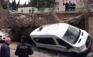 Beykoz istinat duvarı çöktü araçlar altında kaldı