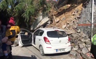 Beykoz’da duvar çöktü, iki araç altında kaldı