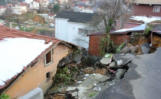 Beykoz’da yol evin üzerine çöktü