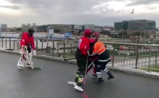 Buz hokeyi takımı temizlik görevlisine karşı