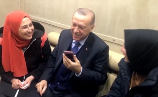 Cumhurbaşkanı Erdoğan, yanına gelen genç kızı kırmadı