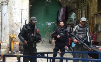 Filistinliler İsrail barikatlarını yıkarak Mescidi Aksa’ya girdi