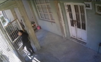 Kapı hırsızları güvenlik kamerasına yakalandı