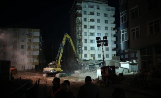 Kartal&#039;da riskli binalardan ilkinin yıkımına başlandı