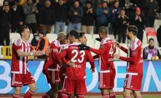 Süper Lig: DG Sivasspor: 1 - Akhisarspor: 0 (İlk yarı)