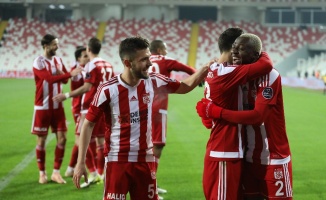 Süper Lig: DG Sivasspor: 2 - Akhisarspor: 1 (Maç sonucu)