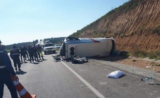 Adana’da seçim midibüsü devrildi: 15 yaralı