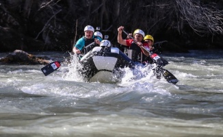 Bakan Varank&#039;tan Munzur&#039;da &#039;nevruz&#039; raftingi