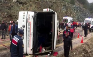 Cenazeye giden otobüs yan yattı: 35 yaralı