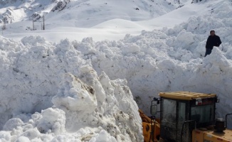 Çığ düşmesi sonucu kapanan yol 24 saatte açıldı