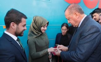 Cumhurbaşkanı Erdoğan, Şırnak’ta genç çiftin nişan yüzüklerini taktı