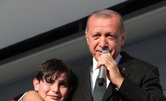 Cumhurbaşkanı Erdoğan’a sahnede sarılan Emirhan o anları anlattı