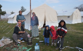 Depremzedeler çadırlarında ilk geceyi geçirdi