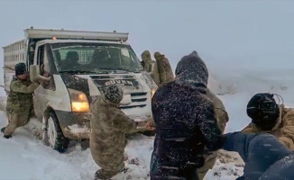 Ekipler kar ve tipide vatandaşları seçim merkezlerine ulaştırdı