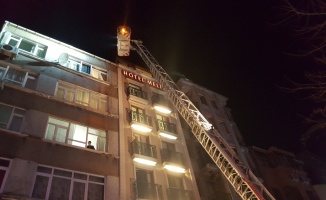 Fatih’te otel yangını: 20 kişi dumandan etkilendi