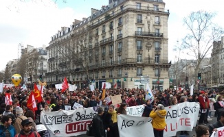 Fransa’da öğretmenler eğitim yasa tasarılarını protesto etti