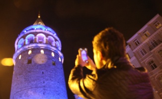 İstanbul’un simgeleri maviye büründü